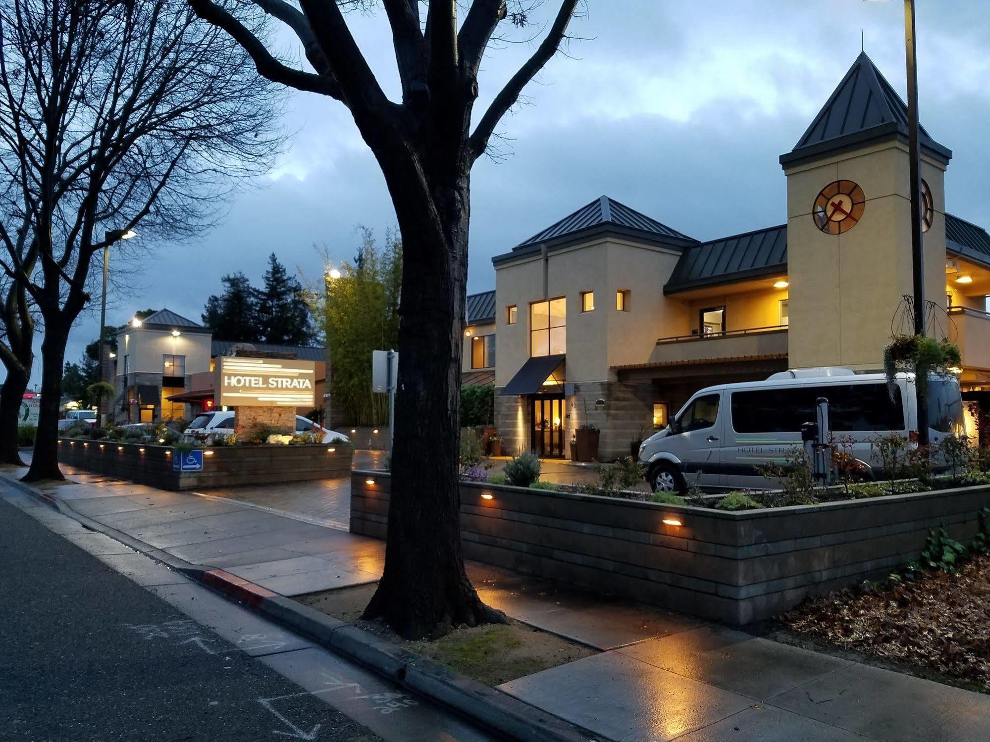 Hotel Strata Mountain View Exterior photo