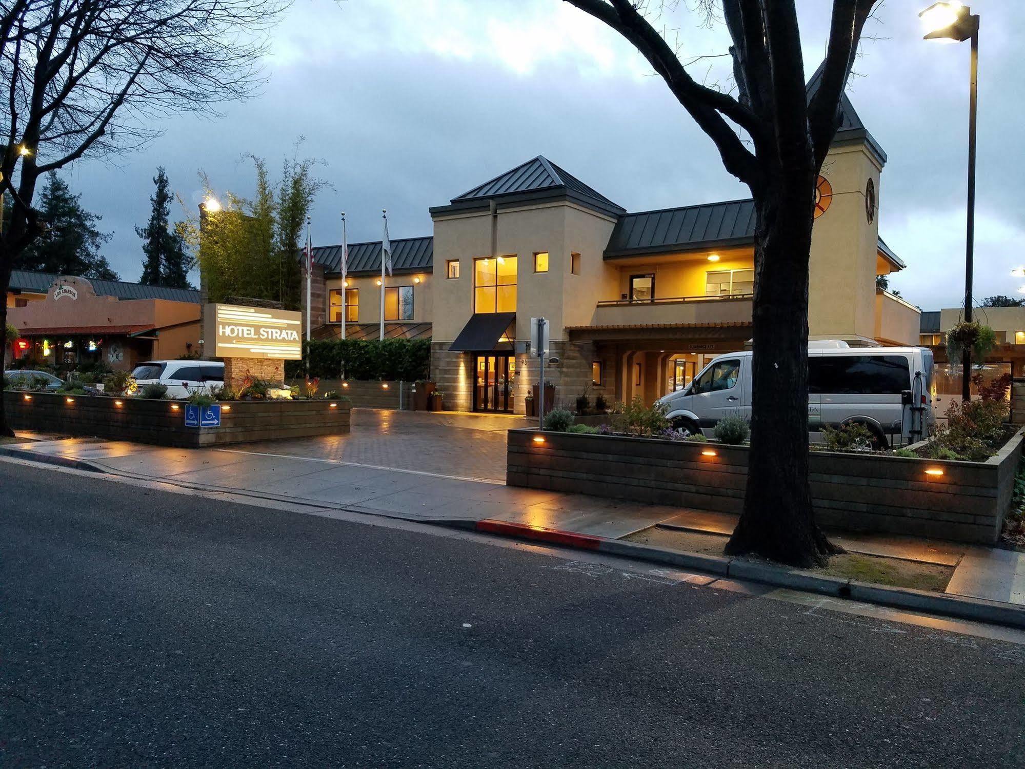 Hotel Strata Mountain View Exterior photo